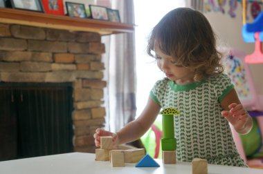 Şirin Bebek kız tahta bloklarla oynama