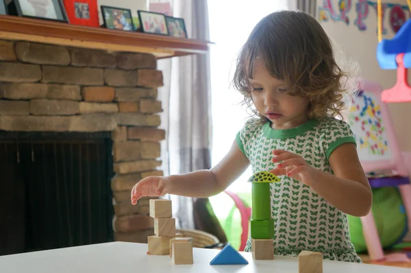 Мила дівчинка грає з дерев'яними блоками — стокове фото