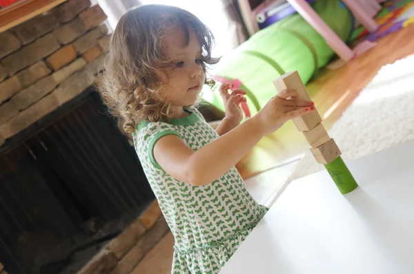 Cute dziewczynka bawi się z drewniane klocki — Zdjęcie stockowe