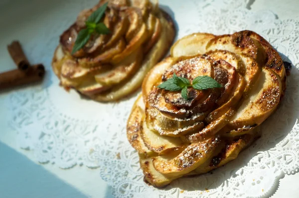 Apple tart with mint and cinnamon — Stock Photo, Image