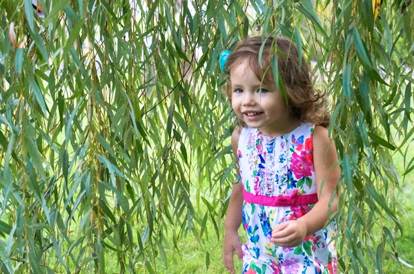 Χαριτωμένο κοριτσάκι στο δάσος το φθινόπωρο — Φωτογραφία Αρχείου