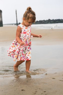 Sahilde iki yaşındaki küçük kız