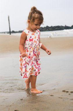 Sahilde iki yaşındaki küçük kız