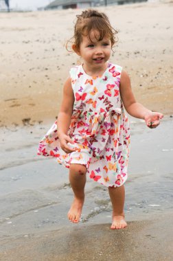 Sahilde iki yaşındaki küçük kız