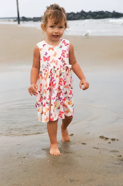 Sahilde iki yaşındaki küçük kız