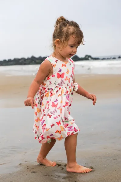 Kleines zweijähriges Mädchen am Strand — Stockfoto