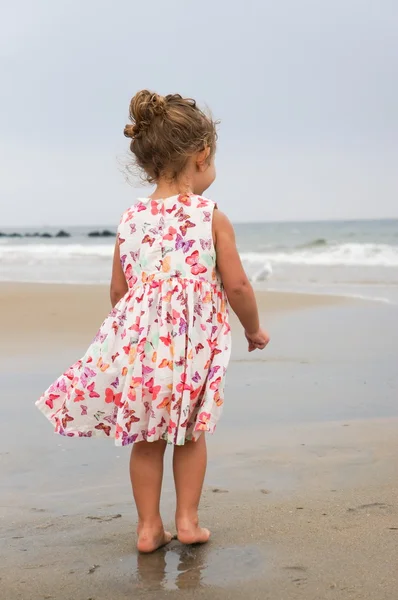 Дворічна дівчинка на пляжі — стокове фото