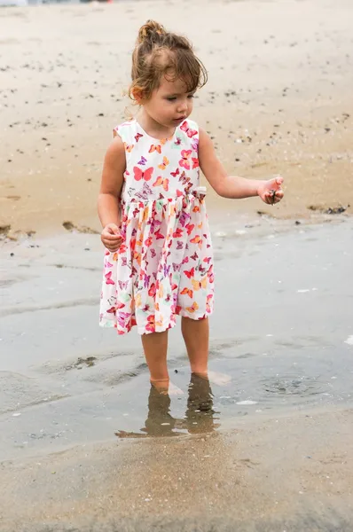 Dvou letá holčička na pláži — Stock fotografie