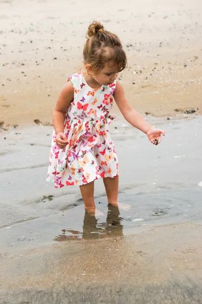 Niña de dos años en la playa — Foto de Stock