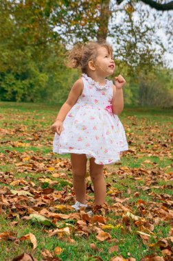 Şirin Bebek kız ormanda