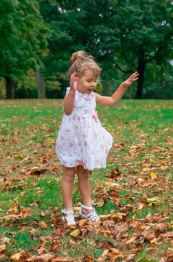 Şirin Bebek kız ormanda