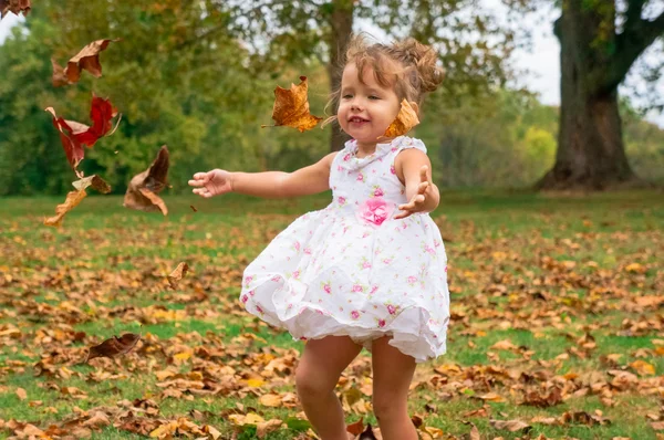 Linda niña en el bosque —  Fotos de Stock