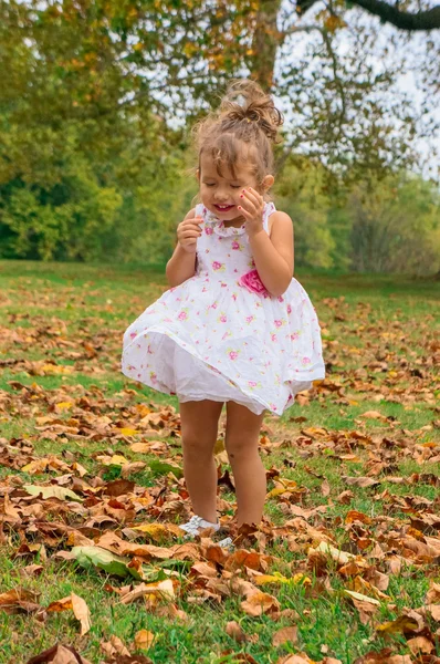 Niedliches kleines Mädchen im Wald — Stockfoto