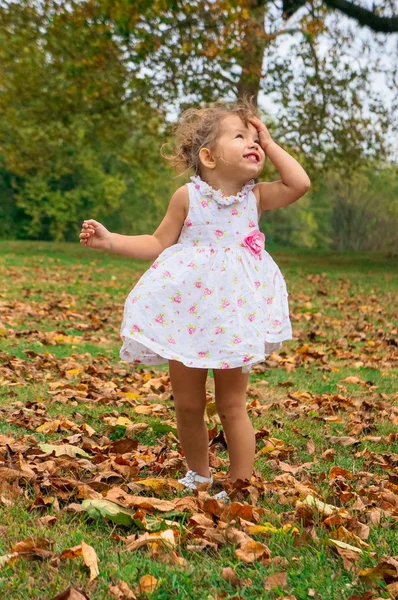 Roztomilá holčička v lese — Stock fotografie