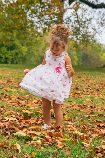 Linda niña en el bosque —  Fotos de Stock