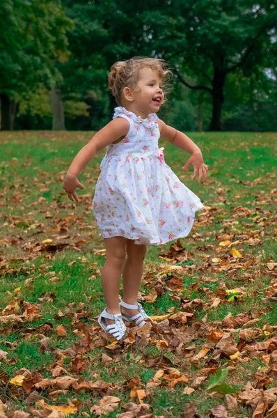 Niedliches kleines Mädchen im Wald — Stockfoto