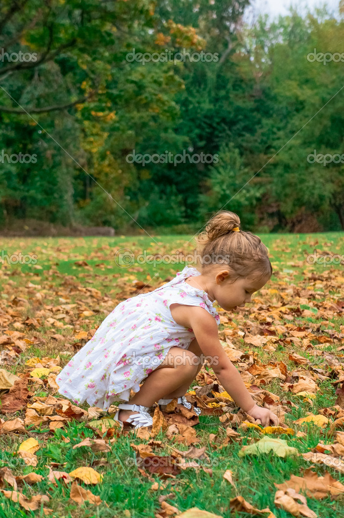 Милая Девчушка На Природе