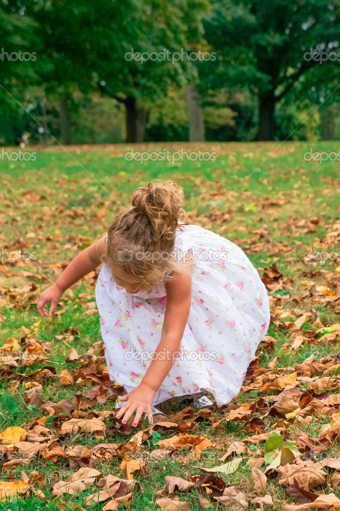 Милая Девчушка На Природе