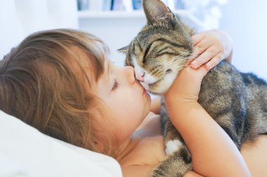 Çocuk bir kedi öpüşme