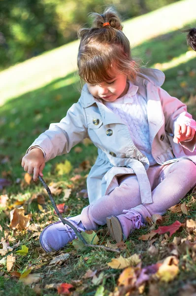 Roztomilá holčička v lese — Stock fotografie