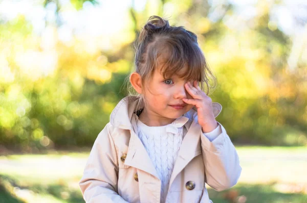 Linda niña en el bosque —  Fotos de Stock