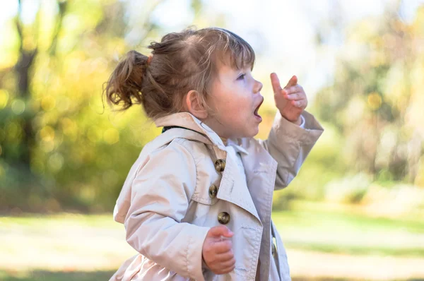 Linda niña en el bosque —  Fotos de Stock