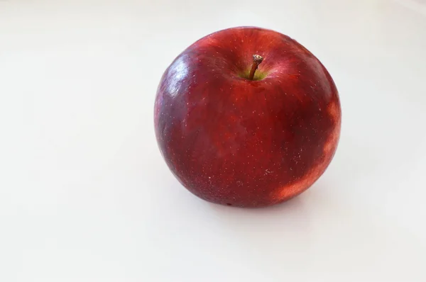 Pomme rouge isolée sur fond blanc — Photo