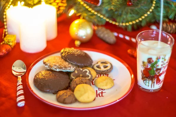 Biscoitos de Natal com leite — Fotografia de Stock