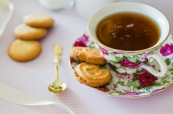 Englischer Tee mit Keksen — Stockfoto
