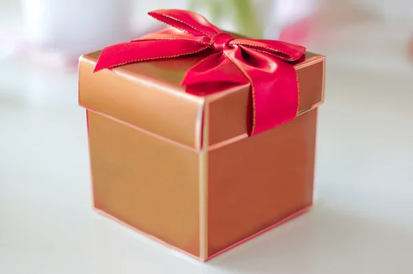 Gold present with red bow -isolated — Stock Photo, Image