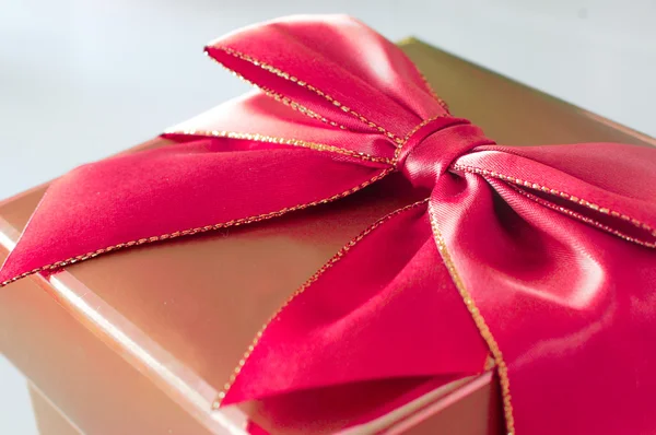 Gold present with red bow -isolated — Stock Photo, Image