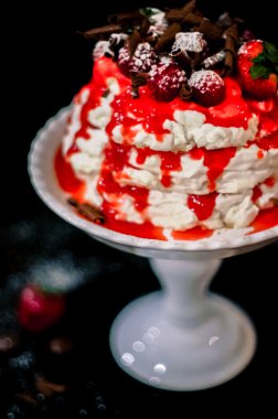 Pavlova berry kek çikolata ile