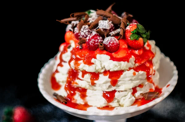 Tarta de bayas Pavlova con chocolate — Foto de Stock