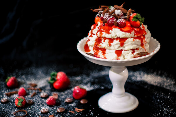 Pavlova berry cake with chocolate