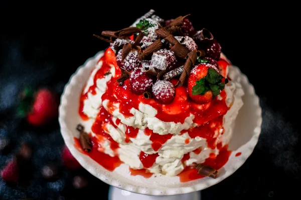 Torta di bacche Pavlova con cioccolato — Foto Stock