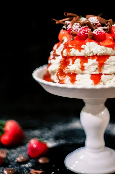 Torta di bacche Pavlova con cioccolato — Foto Stock