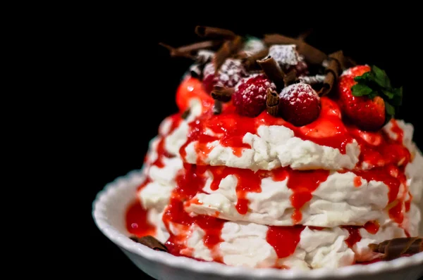 Torta di bacche Pavlova con cioccolato — Foto Stock