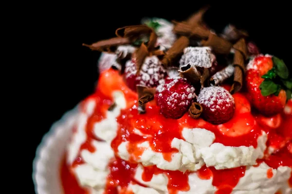 Torta di bacche Pavlova con cioccolato — Foto Stock