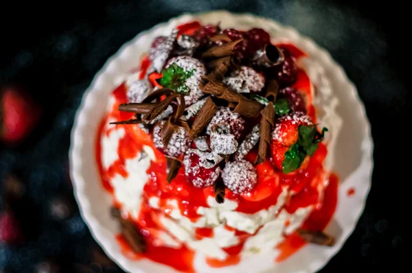 Tarta de bayas Pavlova con chocolate — Foto de Stock