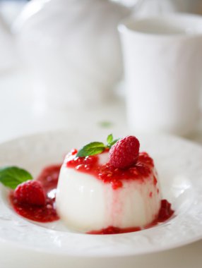 lezzetli İtalyan tatlı panna cotta frambuaz sos ve nane ile