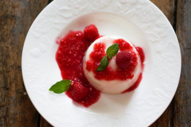 lezzetli İtalyan tatlı panna cotta frambuaz sos ve nane ile