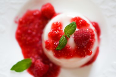 lezzetli İtalyan tatlı panna cotta frambuaz sos ve nane ile