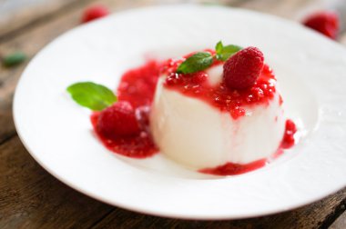 lezzetli İtalyan tatlı panna cotta frambuaz sos ve nane ile
