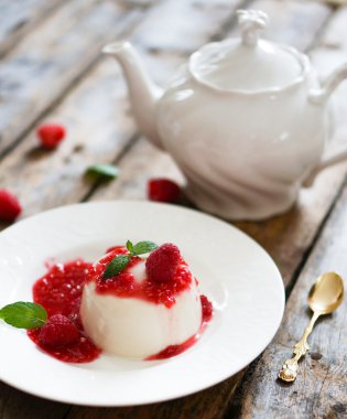 lezzetli İtalyan tatlı panna cotta frambuaz sos ve nane ile