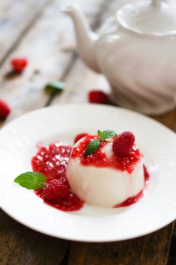 lezzetli İtalyan tatlı panna cotta frambuaz sos ve nane ile