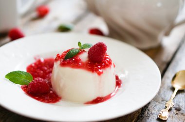 lezzetli İtalyan tatlı panna cotta frambuaz sos ve nane ile