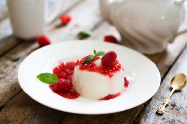 lezzetli İtalyan tatlı panna cotta frambuaz sos ve nane ile