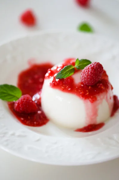 Delicious italian dessert panna cotta with raspberry sauce and mint — Stock Photo, Image
