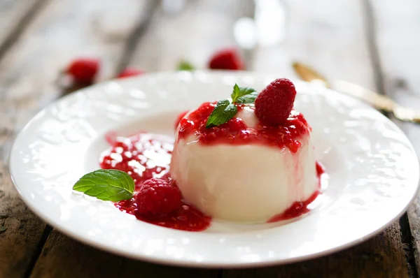 Delicious italian dessert panna cotta with raspberry sauce and mint — Stock Photo, Image
