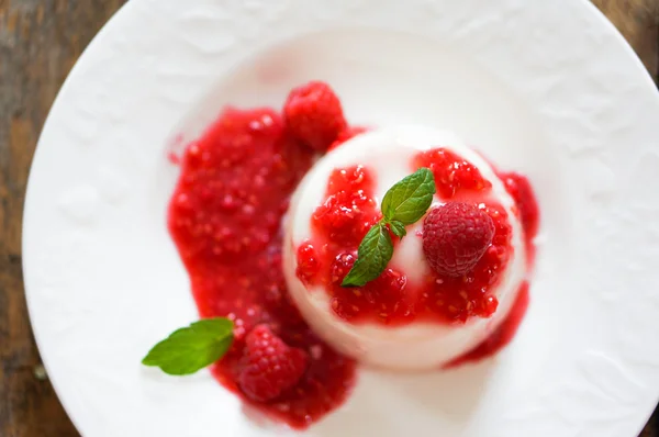 Delicious italian dessert panna cotta with raspberry sauce and mint — Stock Photo, Image